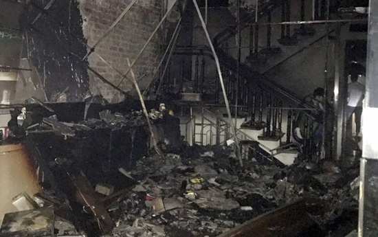 Cửa hàng điện thoại bị thiêu rụi trong đêm vì chập điện