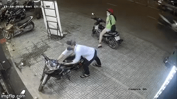 Video: Cận cảnh đôi nam nữ trộm xe máy nhanh như chớp