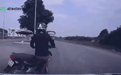 Video: Thanh niên ngã xe máy nhanh như cắt bật dậy thoát chết thần kỳ trước đầu xe tải