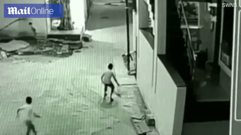 Video: Cậu bé rơi từ tầng 3 trúng người bạn và phép màu không tưởng