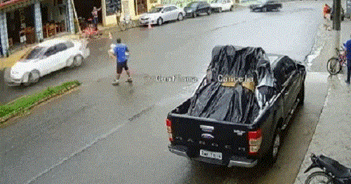 Video: Tài xế ô tô quay xe 180 độ trên đường điêu luyện như 