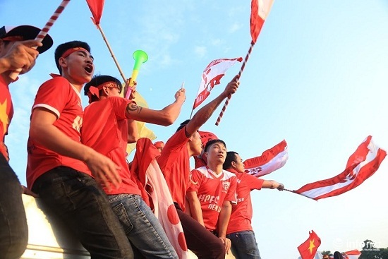 Video: Hàng ngàn CĐV Việt Nam biến SVĐ Mỹ Đình thành 