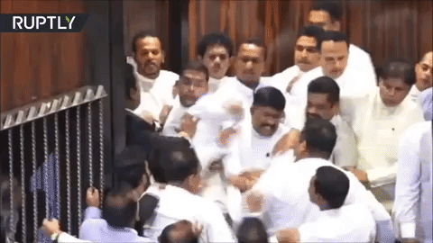 Video: Nghị sĩ Sri Lanka ẩu đả tập thể, đổ máu ngay giữa phiên họp quốc hội