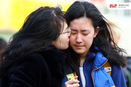 Áp lực nặng nề của của kỳ thi đại học ở Hàn Quốc và những phong tục kỳ quái