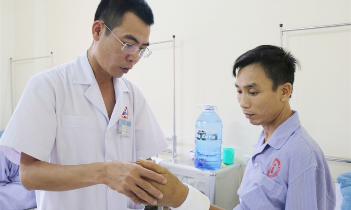 Tay bị dập nát, đứt động mạch được bác sĩ cứu kịp thời 