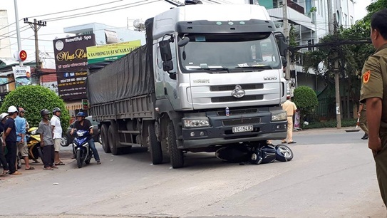Tin tai nạn giao thông mới nhất ngày 19/11/2018: 2 mẹ con thương vong trên đường đi đám cưới về
