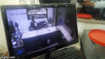 Video: Cận cảnh thanh niên cầm búa đập tủ kính, hốt vàng trong 2 giây ở Quảng Nam