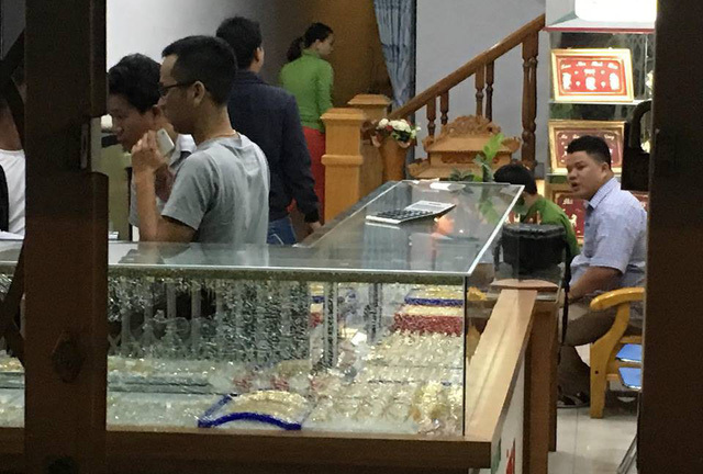 Thanh niên bịt khẩu trang, cầm búa xông vào cướp tiệm vàng ở Quảng Nam
