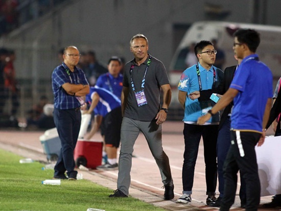 HLV Park Hang-seo không bắt tay với HLV Myanamar vì Công Phượng?