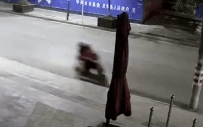 Video: Rùng mình chứng kiến cảnh 2 cô gái lao xe vào cột điện cao áp