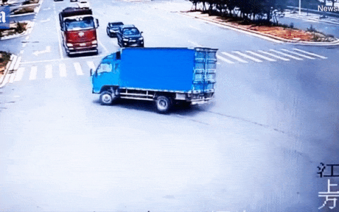 Không đội mũ bảo hiểm, người đàn ông bị 2 xe tải tông liên tiếp vẫn đứng lên đi bình thường