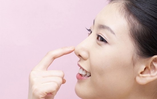 Thực hư chuyện nâng mũi đổi vận của cô nàng mũi tẹt 