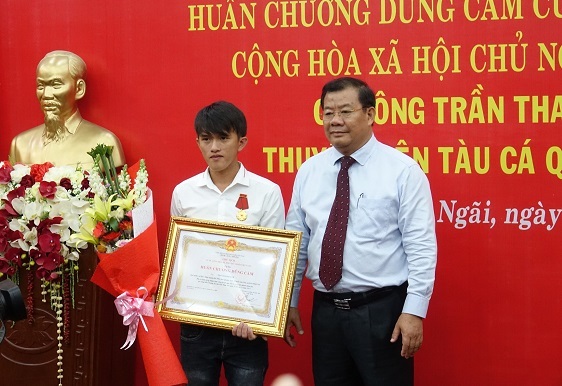 Trao tặng Huân chương Dũng cảm cho ngư dân cứu người giữa biển