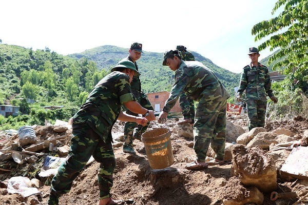 Lũ quét ở Khánh Hoà: Huy động hàng chục chiến sĩ giúp dân dọn dẹp đống đổ nát