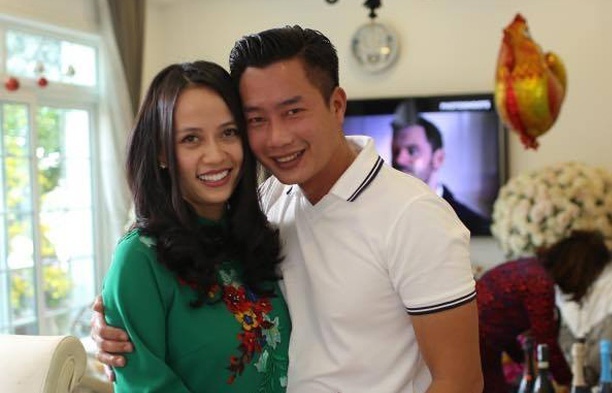 MC Hoa Thanh Tùng khoe ảnh cận mặt vợ xinh đẹp sau 15 năm kết hôn