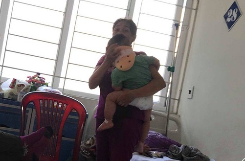 Tình hình sức khỏe bé trai bị bố nghi ngáo đá ném từ mái nhà xuống đất giờ ra sao?