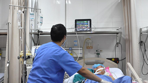 Người nhà lập đàn cho bệnh nhân, cúng luôn cả tên…bác sỹ!