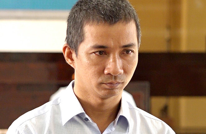 Gã đàn ông nhờ bé gái kéo bao đất rồi đè nạn nhân cưỡng bức