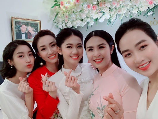Á hậu Thanh Tú làm đám hỏi với bạn trai doanh nhân U40