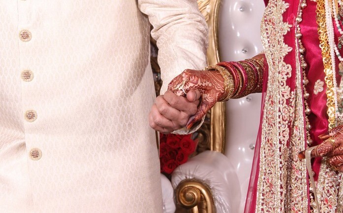 Bị đạn bắn, chú rể đến bệnh viện phẫu thuật xong bình tĩnh quay về tiếp tục làm lễ cưới