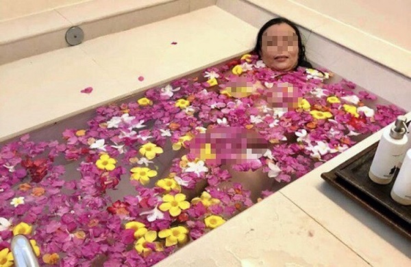 Lỡ tay, nữ hiệu trưởng ở Sài Gòn tự đăng ảnh nhạy cảm của mình lên mạng