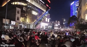 Video: Đường phố Hà Nội “thất thủ” ngày hội Black Friday