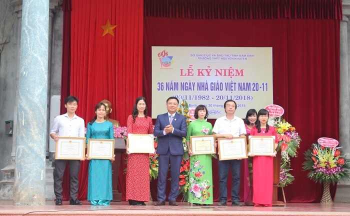 Dư âm ngày 20/11: Ơn Cha nghĩa Thầy ở trường Nguyễn Khuyến - Nam Định với hơn 40 năm lịch sử