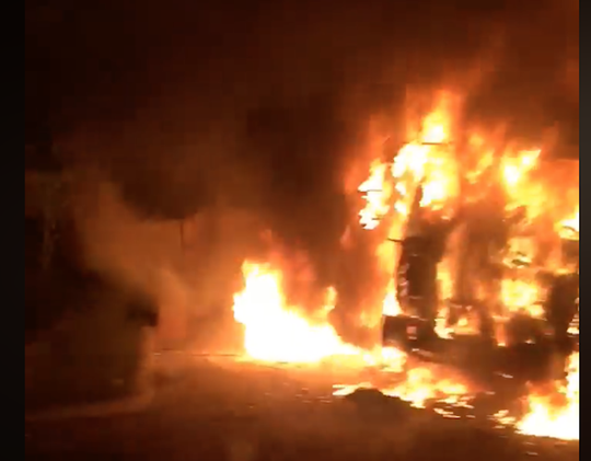 Tin tức thời sự 24h mới nhất ngày 26/11/2018: Xe đầu kéo bốc cháy dữ dội khi đang bị CSGT xử lý trong đêm