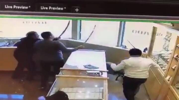 Video: Mang súng cướp tiệm vàng, bị nhân viên vung gươm đuổi trối chết