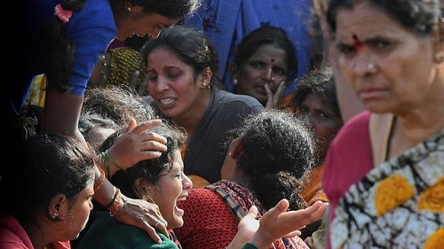 Xe buýt chở học sinh lao xuống sông, 28 người thiệt mạng