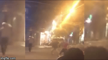 Hai nhóm thanh niên chém nhau loạn xạ giữa đường phố