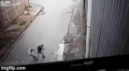 Video: Cầm súng giả đi cướp nhưng bị nạn nhân đánh gục tại chỗ