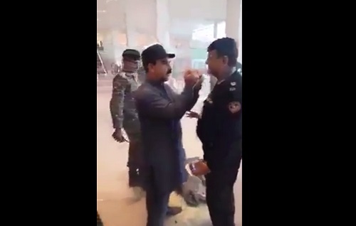 Video: Quan chức Pakistan hứng chỉ trích vì đốt quần áo, đánh nhân viên sân bay chỉ vì chậm giờ