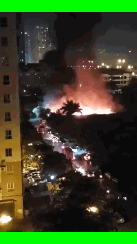 Video: Lửa cháy dữ dội thiêu rụi gara ô tô trên đường Phạm Hùng, Hà Nội