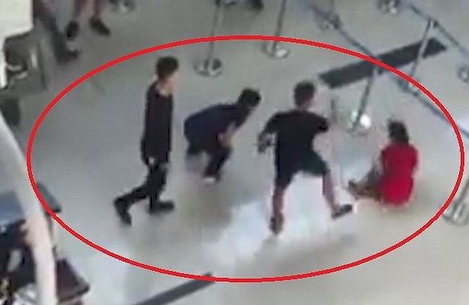 Nhân viên Vietjet Air bị hành hung: An ninh sân bay đứng nhìn?