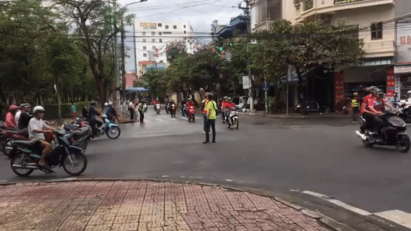 Công an truy tìm nhóm phượt thủ tự ý chặn đường để