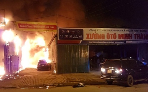 Hiện trường vụ hỏa hoạn thiêu rụi gara ô tô tại Nam Trung Yên