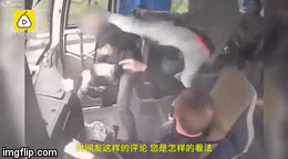 Video: Hành khách bị đánh liên hoàn vì giằng vô lăng với tài xế