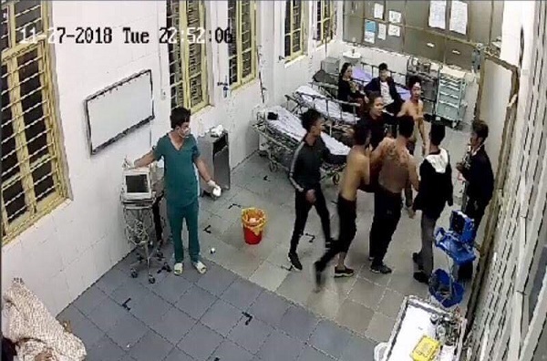 Mâu thuẫn trong quán hát, nam thanh niên bị truy sát trong đêm