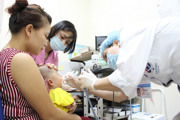 Chuyên gia nói về những biến chứng nguy hiểm viêm tai giữa ở trẻ nhỏ