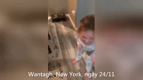 Video: Bé gái làm dậy sóng mạng xã hội vì nằng nặc đòi mẹ để