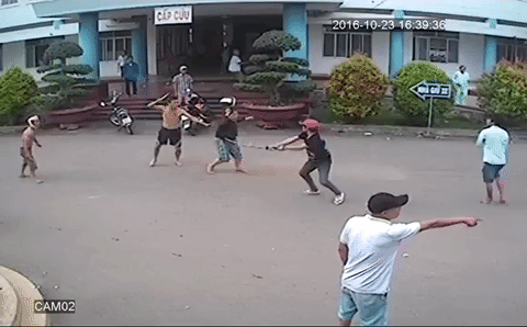 Hàng chục thanh niên mang hung khí 