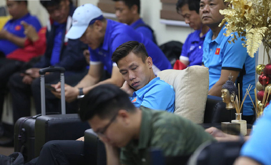 Đội tuyển Việt Nam mệt mỏi, chờ 4 tiếng mới được nhập cảnh tại Philippines