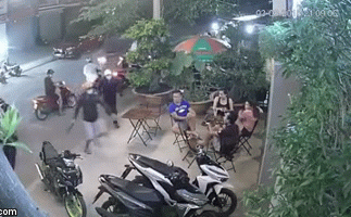 Tai bay vạ gió: Bị chém nhầm khi đang ngồi 