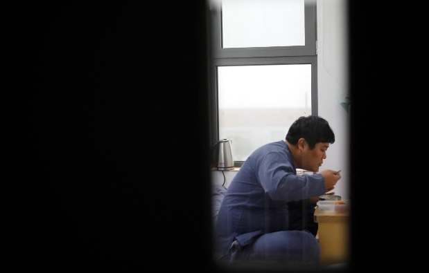 Hàn Quốc: Nhiều người trẻ bỏ tiền ra để được... đi tù