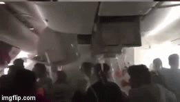 Video: Hàng trăm hành khách la hét, hoảng loạn tháo chạy vì máy bay Vietjet gặp sự cố