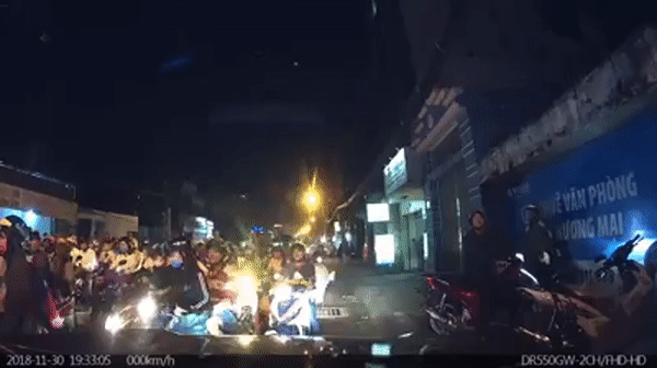 Video: Phẫn nộ cảnh hàng trăm xe máy đi ngược chiều, chặn đầu khiến loạt ô tô
