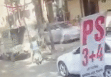 Video: Xe ô tô điên cán nát hàng loạt xe máy dựng bên đường