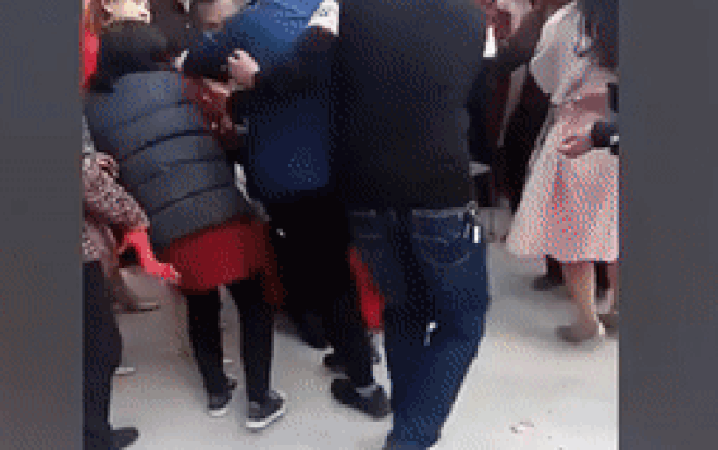 Video: “Sốc toàn tập” cảnh cô dâu bị khách nam nhảy đè lên người trong đám cưới