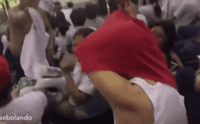 Video: CĐV Việt Nam và Philippines hào hứng đổi áo cho nhau trong trận bán kết 